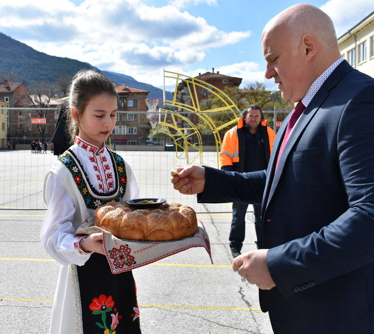 Домакините от основното училище посрещаха с хляб и сол
